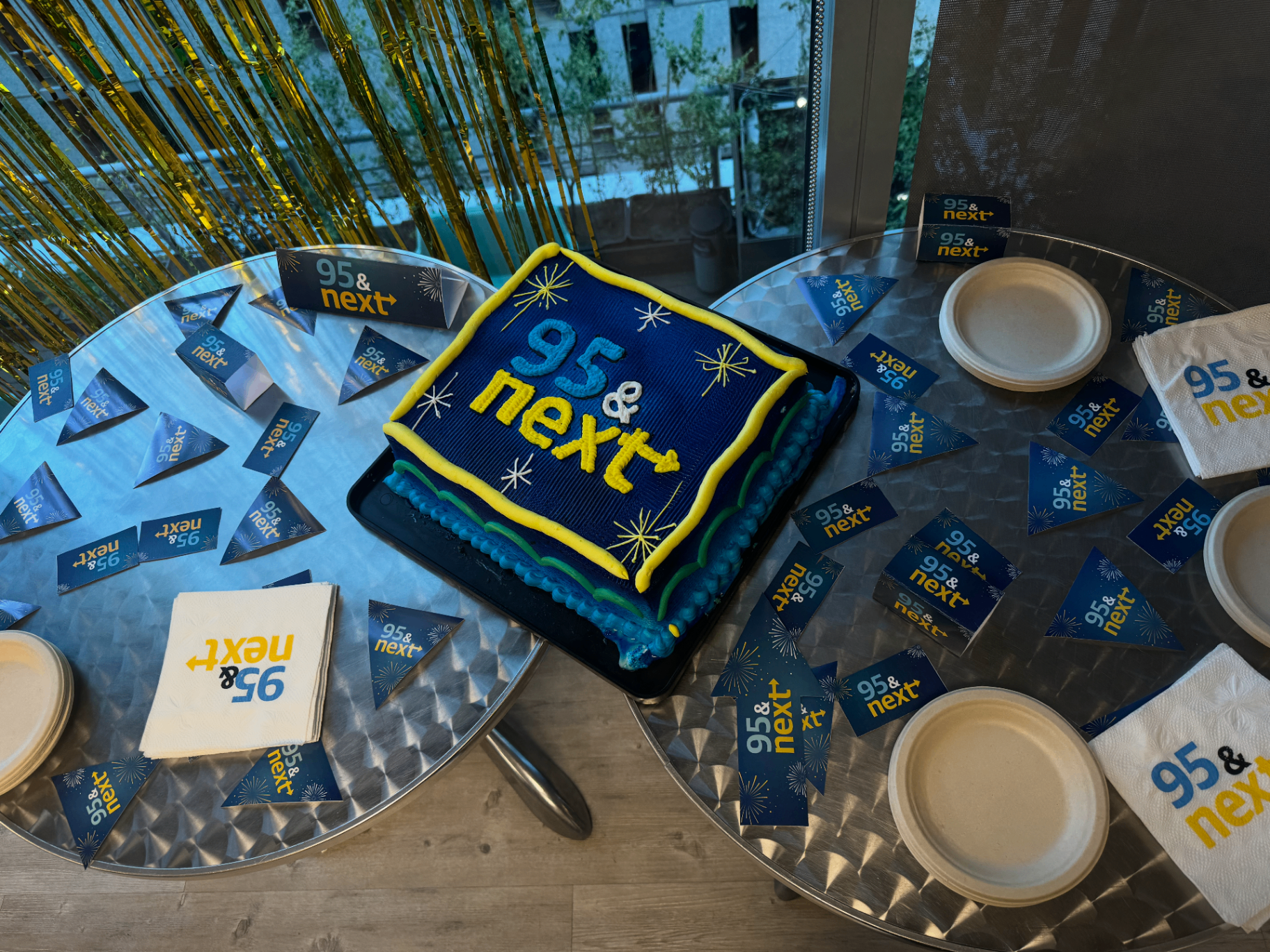 Pastel y montaje personalizado para celebración corporativa con branding