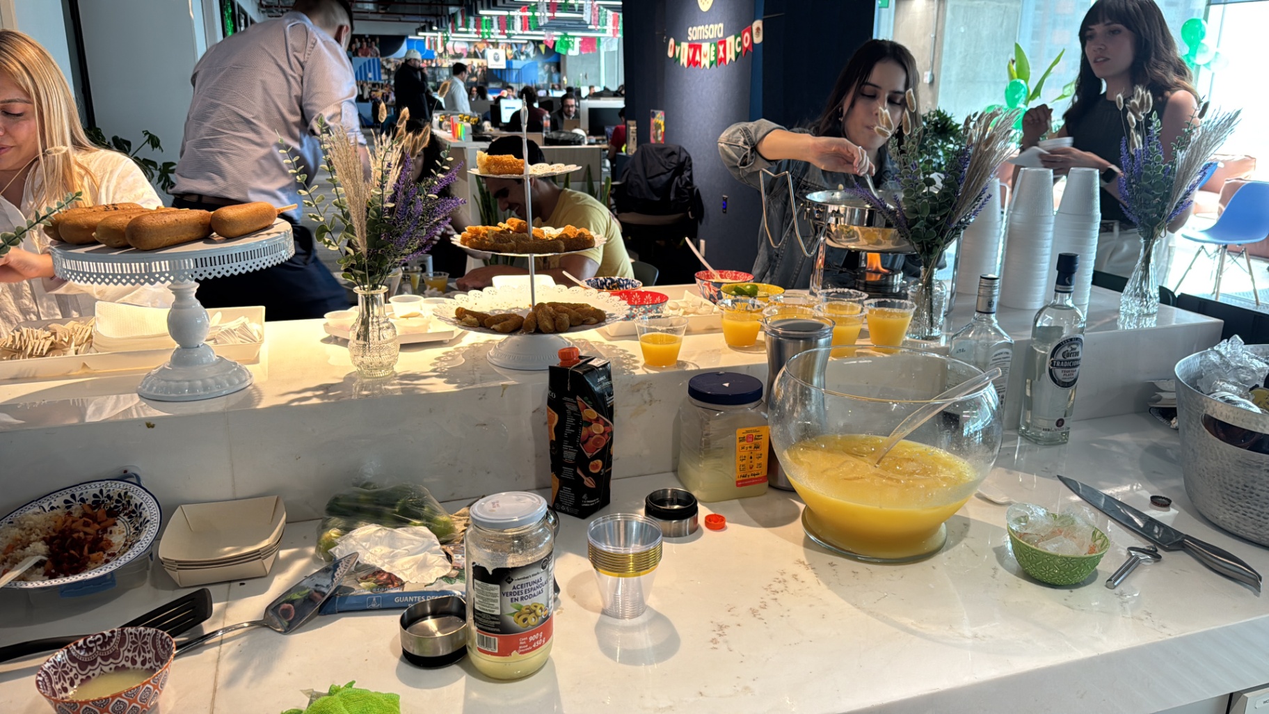 Barra de brunch y bebidas para evento corporativo en oficina