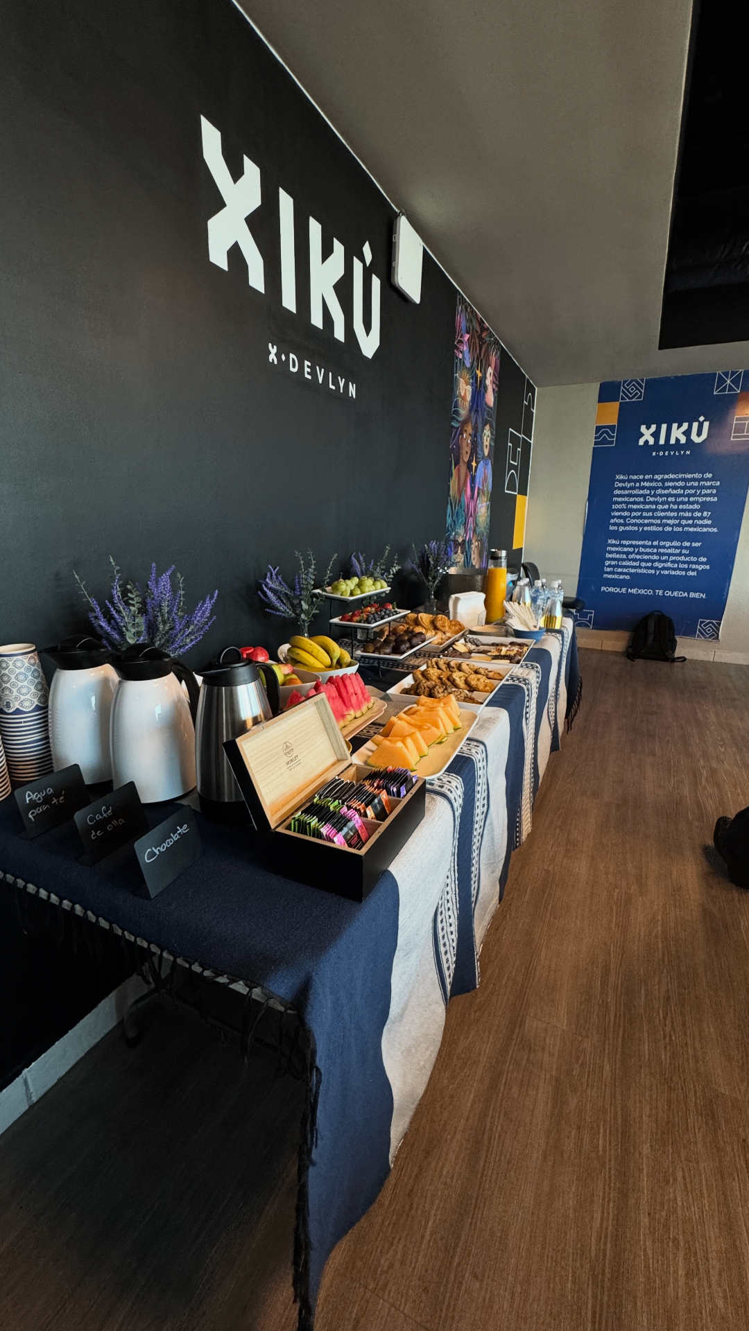 Coffee break corporativo con fruta, pan dulce y bebidas montado para oficina